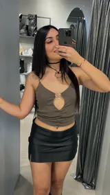 Top marrón con breteles finos, escote en V y abertura en el centro del busto con detalle de argollas.