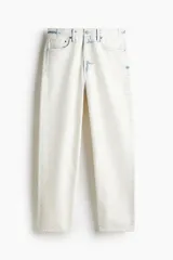 Pantalón de jean de corte holgado, color blanco con efecto desteñido en azul. Diseño de cinco bolsillos y tiro bajo.