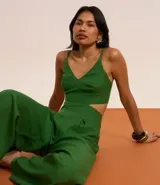Mono largo color verde con escote en V, breteles finos ajustables, recortes laterales, pantalón palazzo y pliegues delanteros.