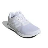 Championes Adidas Coreracer blancos, con las tres tiras características de la marca en los laterales.