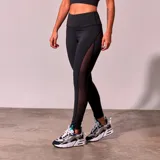 Calza deportiva larga color negro, de tiro alto y corte ajustado, con paneles de tela de red transparente en los laterales.