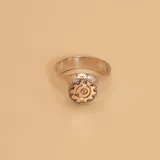 Anillo de plata 925 con aplique central en oro 9k con forma de engranaje.