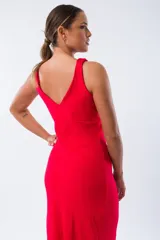 Vestido largo rojo de algodón, con escote en V y corte ajustado.