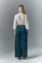 Pantalón oxford de corderoy elastizado color verde petróleo, de pierna ancha desde la cadera.