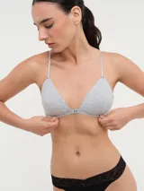 Sostén bralette triangular color gris melange, con breteles finos regulables y cierre frontal.