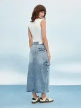 Falda larga de jean azul con bolsillos cargo laterales.