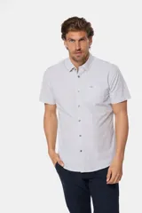 Camisa de hombre a rayas verticales finas, color celeste y blanco, de manga corta con cuello abotonado y bolsillo en el pecho.