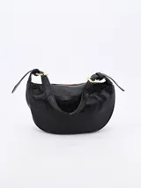 Cartera tipo hobo de cuero sintético negro con cierre superior y herrajes dorados.