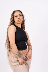 Top corto color marrón topo, de corte ajustado y breteles anchos.