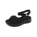 Sandalia negra de plataforma con tiras anchas ajustables con velcro en el empeine y tira de sujeción en el tobillo con hebilla.