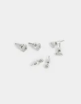 Set de tres pares de aros pasantes dorados con strass. Incluye un par de aros con forma de esfera, un par con forma rectangular y un par con forma cuadrada.