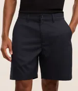 Bermuda masculina color beige confeccionada en sarga, de corte recto, con cintura con trabilla, cierre tradicional y bolsillos laterales y traseros.