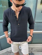 Camisa negra de muselina con cuello mao y botones de madera.