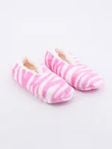 Pantuflas tipo ballerina con estampado de cebra en tonos rosa y blanco, con interior de felpa blanca.