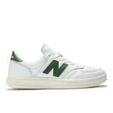 Championes New Balance modelo CT500CLC, color blanco con logo 'N' y detalles en verde oscuro. Diseño de corte bajo con suela de goma color crema.