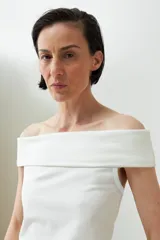 Remera blanca de manga corta con escote Bardot (hombros descubiertos) y calce ajustado.