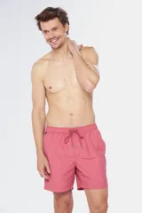 Short de baño color coral con cintura elástica y cordón ajustable.