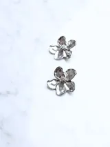 Aros dorados con forma de flor.