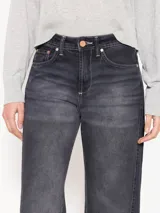 Pantalón de jean negro de corte recto, con largo a la altura de los tobillos y diseño de paneles triangulares en los laterales.