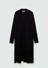 Cardigan largo de punto fino color negro, con cuello pico y mangas largas.