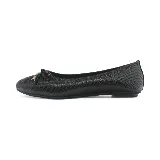 Zapato tipo balerina color negro, con textura acanalada y moño decorativo en la punta.
