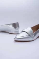 Mocasines color cobre con puntera fina y detalle de antifaz.