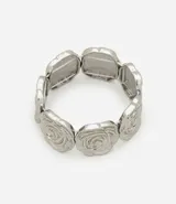 Pulsera plateada con eslabones en forma de rosas.