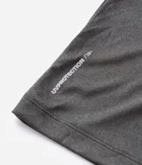 Remera deportiva gris de manga corta, confeccionada en tejido de malla 100% poliéster con tecnología Get Dry.