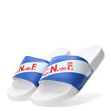 Chancletas azules y blancas con el logo del Club Nacional de Football en rojo.