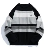 Sweater de punto con rayas horizontales en blanco, gris y negro.