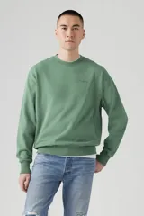 Buzo de frisa verde con cuello redondo y logo de Levi's bordado en el pecho.