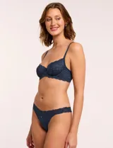 Conjunto de lencería azul marino con detalles de encaje floral, compuesto por un corpiño con aro y una tanga.