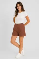 Short de lino de tiro alto, corte ancho y largo hasta la mitad del muslo, con estampado de rayas verticales blancas y azul oscuro.