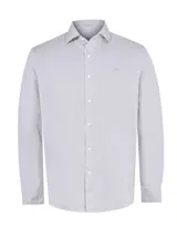 Camisa de manga larga celeste claro con cuello italiano y logo bordado en el pecho.