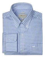Camisa de manga larga celeste con finas rayas verticales blancas, de corte clásico y cuello abotonado. Tiene bolsillo en el pecho con logo de la marca bordado.