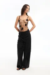 Vestido largo de tul negro, tipo musculosa, con tajo en la espalda y bordado artesanal de canutillos y lentejuelas.