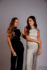 Conjunto tejido de chaleco y pantalón, talle único. El chaleco es sin mangas y con cuello alto. El pantalón es de corte ancho.