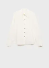 Camisa blanca de poliéster con cuello camisero, cierre frontal con botones y mangas largas con puños abotonados. Diseño recto y tejido fluido.
