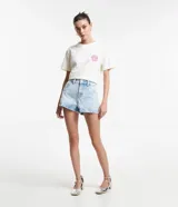 Remera blanca de algodón con cuello redondo y manga corta. Estampado trasero con la frase 'Happy Birthday Harry' en color verde.