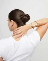 Pulsera rígida dorada con forma de mantarraya.