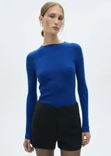 Suéter azul eléctrico de punto fino con cuello redondo y corte entallado.