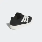 Championes Adidas Forum 2000, color negro con detalles en blanco, con las tres rayas clásicas de Adidas extragrandes y cordones gruesos.
