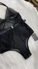 Body negro de encaje floral y microtul, con escote halter y espalda descubierta.