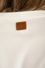 Remera negra de algodón con mangas 3/4 abullonadas con detalle de encaje calado. Corte al cuerpo.