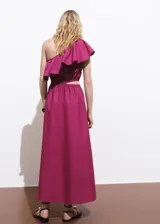 Vestido midi fucsia de algodón, con escote asimétrico con volados, corte en la cintura con detalle cut-out y falda amplia con bolsillos laterales.