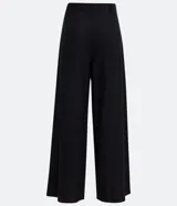 Pantalón wide leg negro de lino y viscosa, con cierre de botón y cremallera, trabillas y pliegues delanteros.