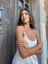 Vestido largo medio color blanco, de breteles finos regulables y corte suelto.