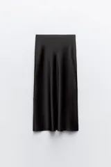 Conjunto de top con tirantes finos y falda larga con tajo lateral, ambos de seda color negro.