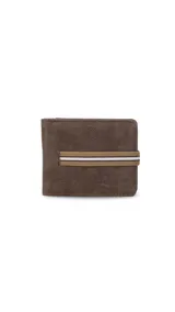 Billetera negra de símil cuero con banda elástica horizontal blanca. Interior con doble compartimento para billetes, visor y tarjeteros.