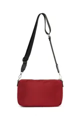 Bandolera rectangular color bordó, con correa larga regulable de cinta negra. Tiene dos compartimentos principales con cierre y un bolsillo frontal con cierre.